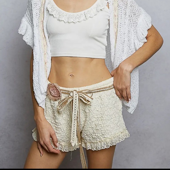 POL -Lace Trim Adjustable Waist Textured
Knit Shorts S-L - Picture 3 of 6